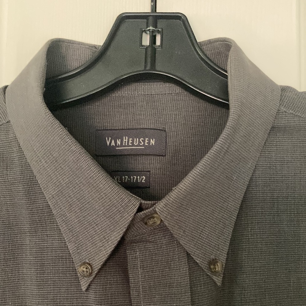 EUC Van Heusen Button Down Long Sleeved Shirt